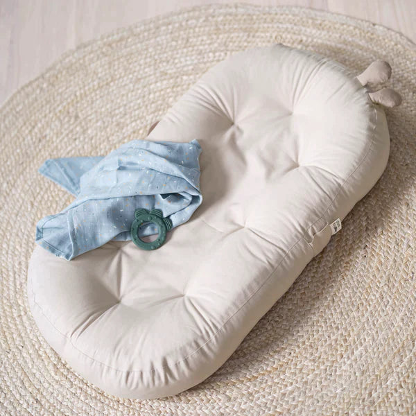 Cozy lounger w. activity arch Raffi