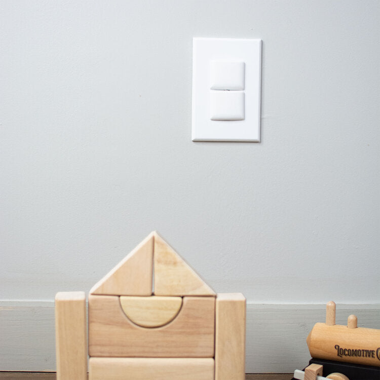 StayPut Double Outlet Plugs White